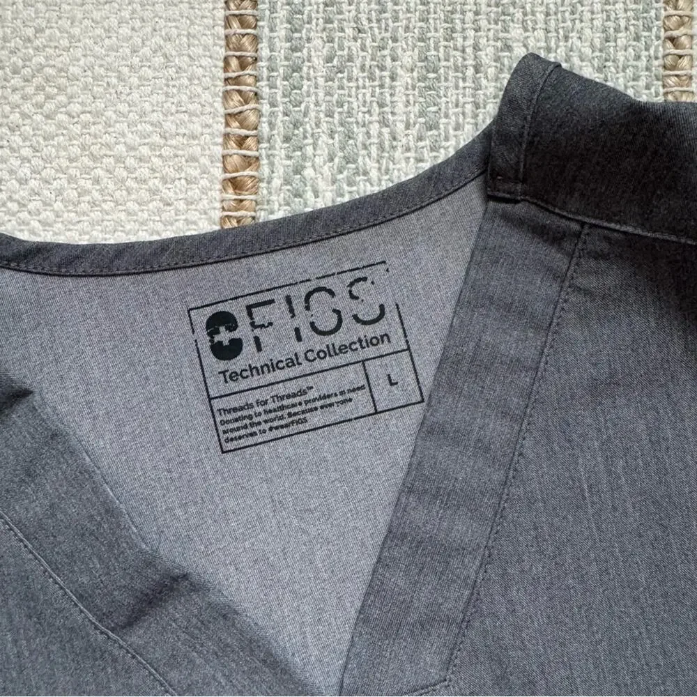Figs Men’s Chisec Graphite Grey Three-Pocket V-Neck Short Sleeve Scrub Top Large - Picture 6 of 8